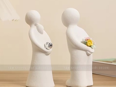Tượng gốm đôi trai gái ôm hoa và trái tim [Nhẹ - Rỗng ruột] C16.5cm MOHINH-01